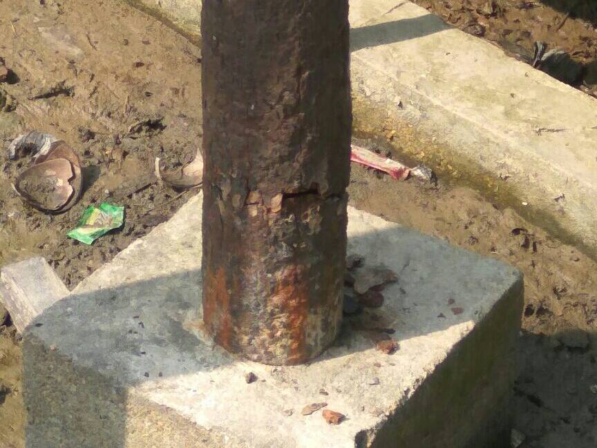 Tiang PLN Dari Kayu dan Besi Sudah Tua