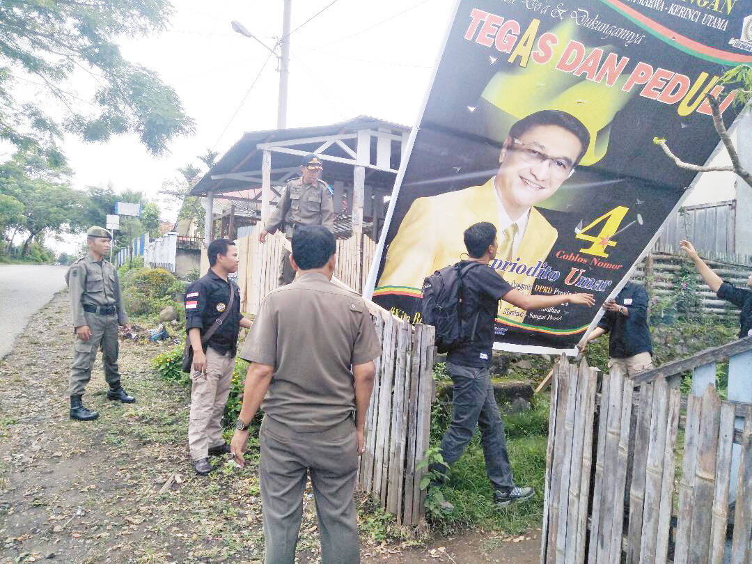 Tim Turunkan APK Calon Legislatif , Bawaslu Bentuk Dua Tim