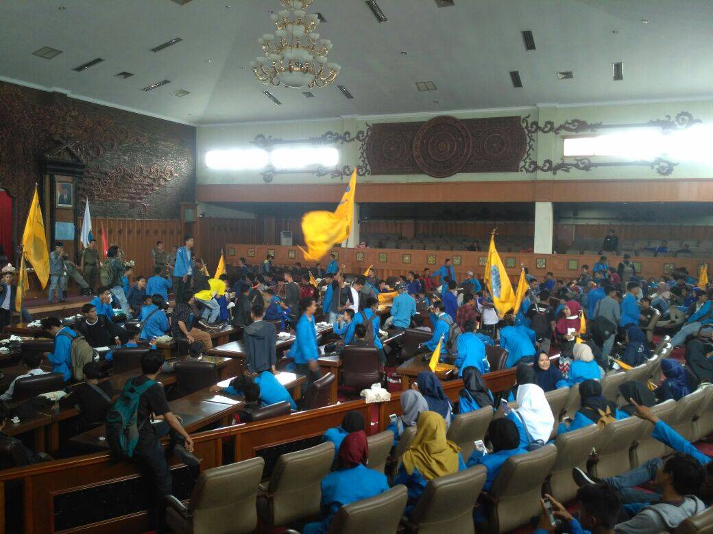 Tolak MD3, Mahasiswa Duduki Gedung DPRD
