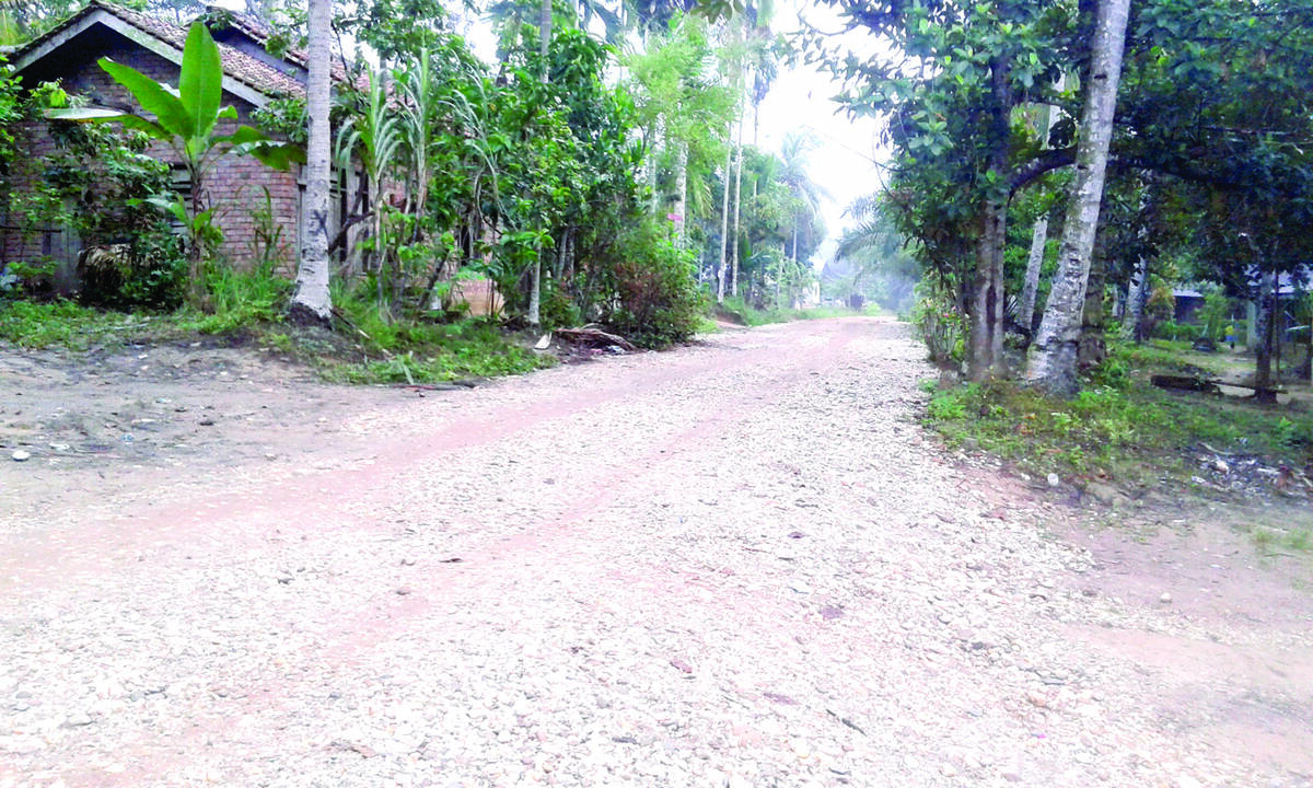 Trona Hargai Jalan Warga Dengan Satu Dus Minuman