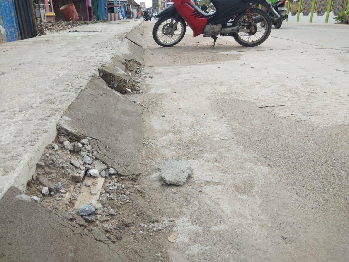 Trotoal Jalan Patunas Tidak Pakai Besi Behel