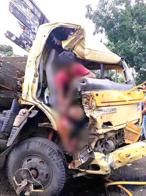 Truck Batu Bara VS Mobil Pertamina