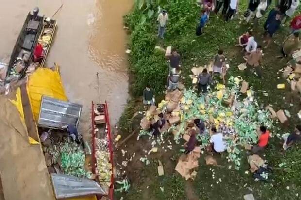Truk Sembako Terjun ke Sungai Bungo, Sopir Tewas Seketika