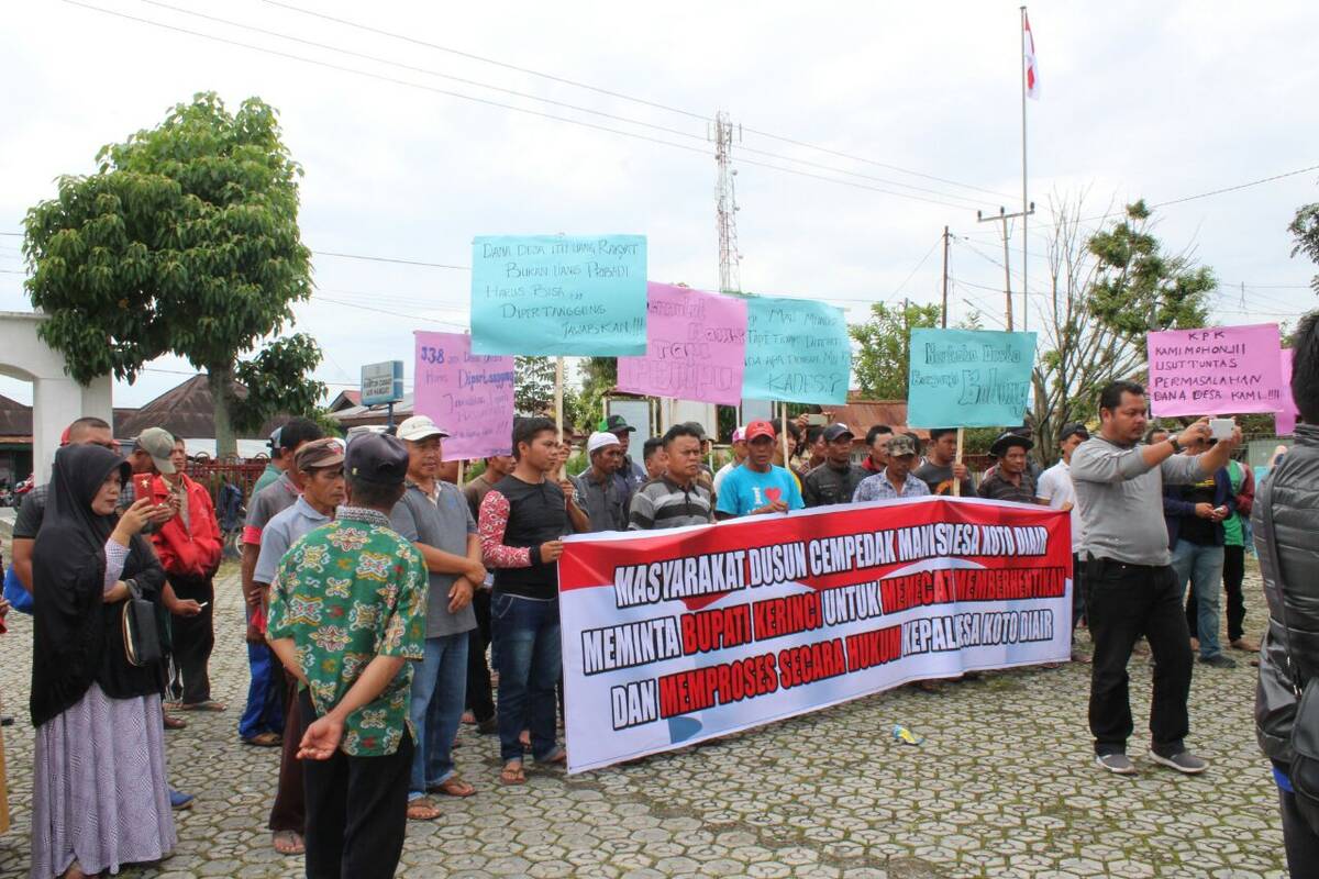 Tuntut Kades Mundur, Puluhan Warga Demo