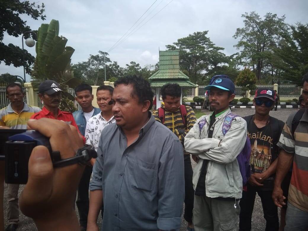 Tuntutan Tak Digubris, Massa Bertenda Dihalaman Kantor Bupati Sarolangun