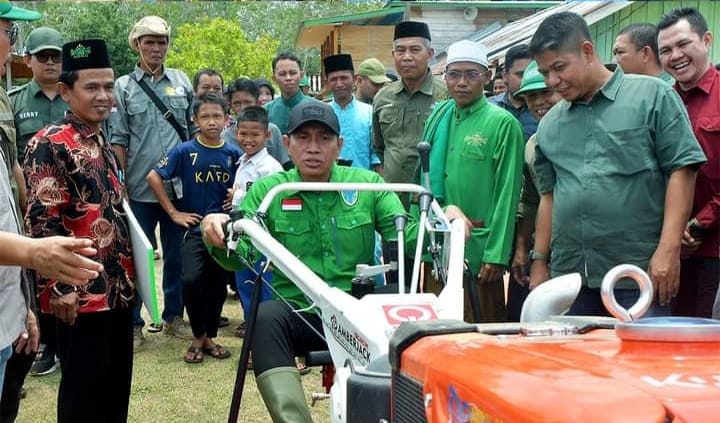 Turun ke Sawah, Fadhil Arief Coba Mesin Perontok Padi