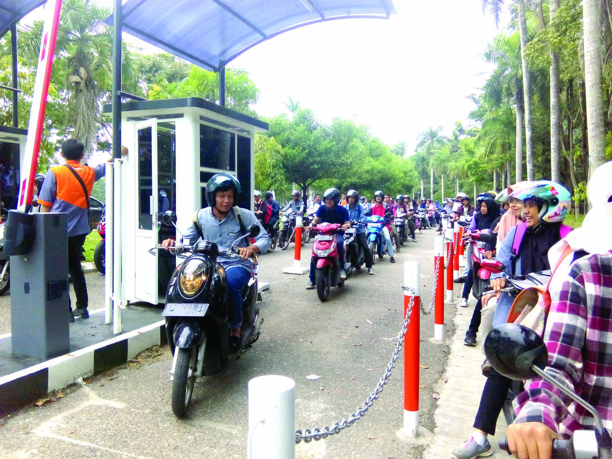 Uji Coba Parkir Berbayar Unja Diwarnai Antri Panjang