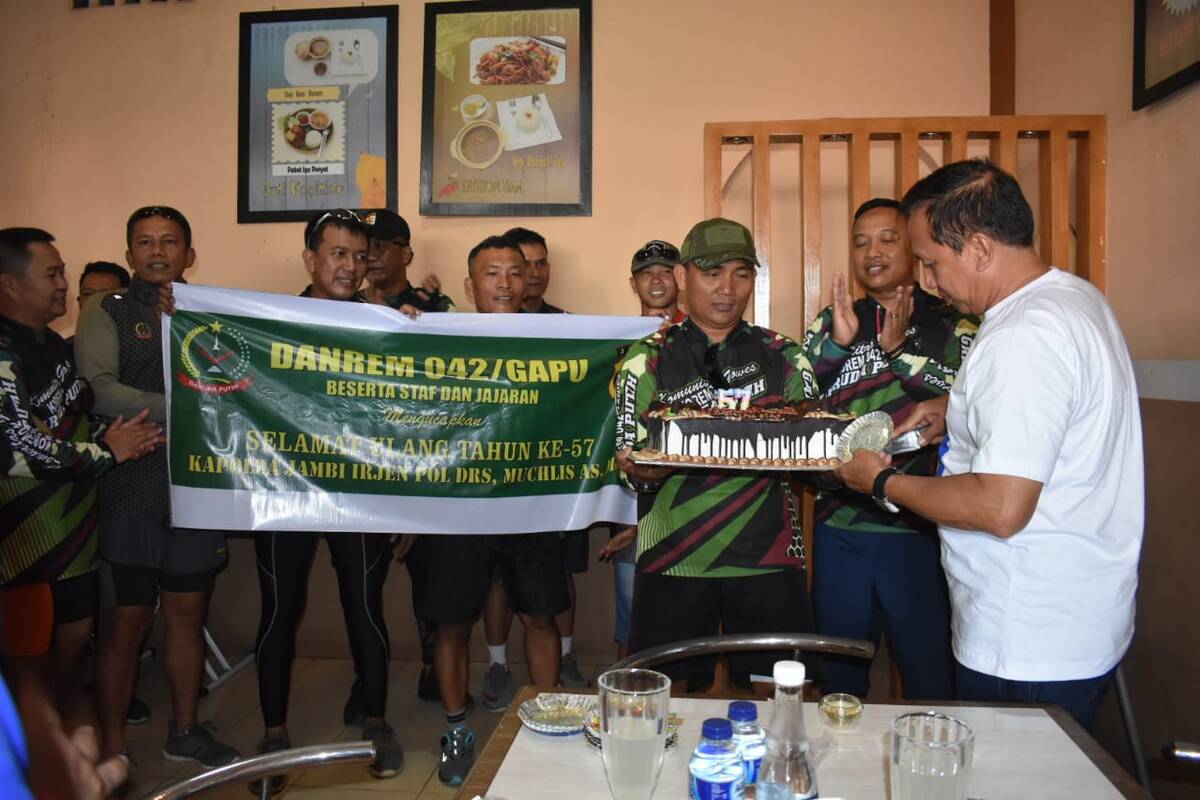 Ulang Tahun ke &#8211; 57, Kapolda Jambi Dapat Kejutan Dari Perwira Korem 042/Gapu