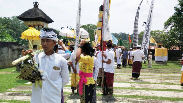 Umat Hindu Jambi Ritual &#8220;Melasti&#8221; di Pura