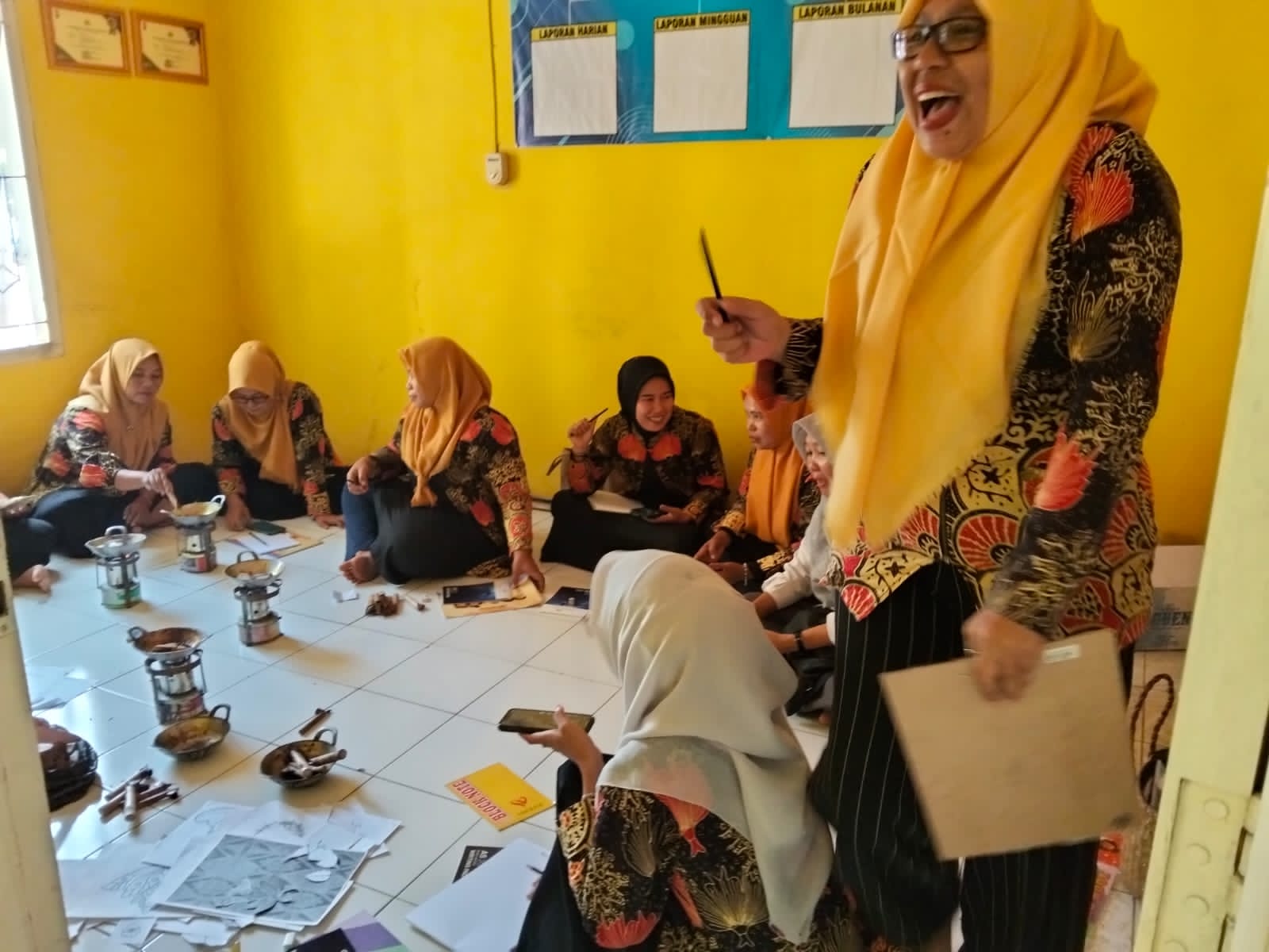 UMKM Naik Kelas, SKK Migas – MontD’Or Oil Tungkal Ltd Fasilitasi Alat dan Bimtek Membatik Kader PKK Mengupeh