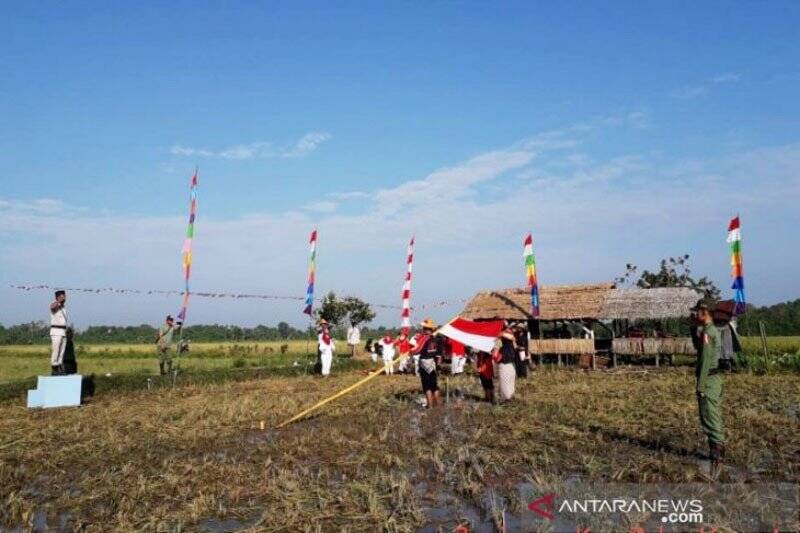 Upacara Kemerdekaan di Tengah Sawah Bangkitkan Semangat Petani