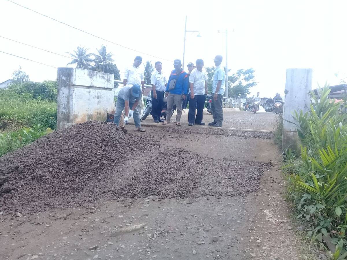 UPTD Bina Marga Rantau Rasau Timbun Oprit Jembatan Sungai Akar