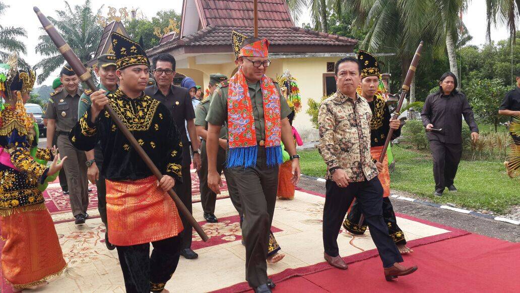 Usai Berkunjung ke Rumdis Bupati, Wadanpusterad Bertolak Kepemukiman SAD dan Salurkan Bantuan