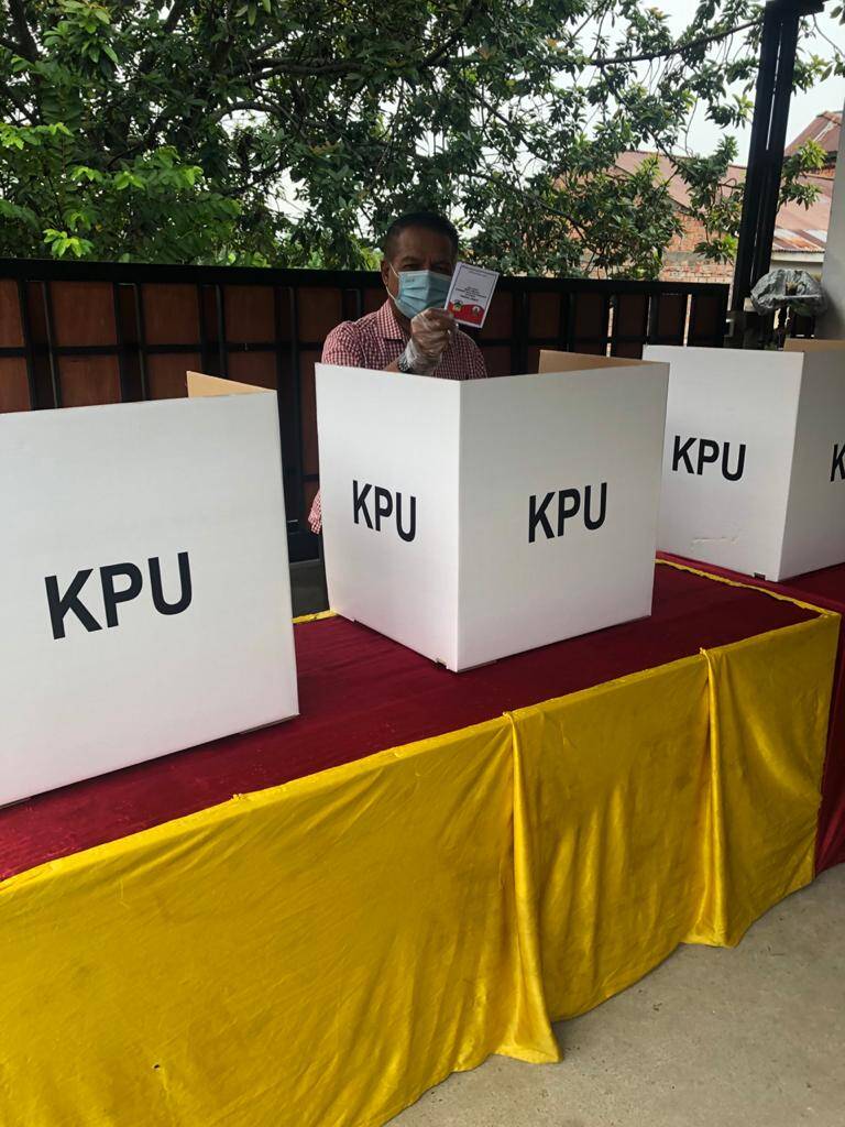 Usman Ermulan Nyoblos di TPS 44 Kenali Besar