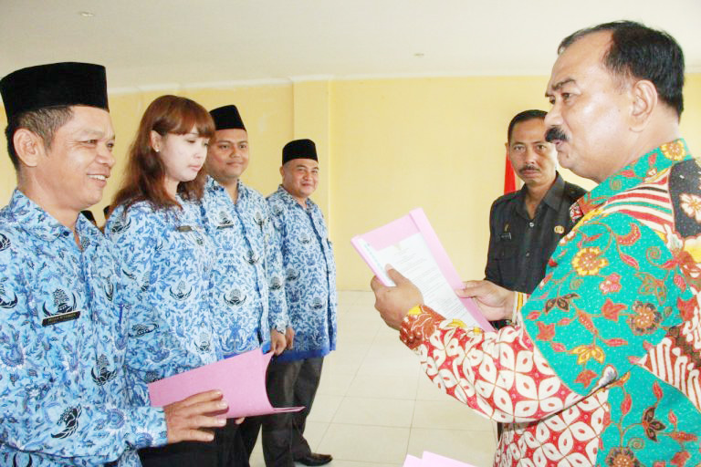 Wabup H. Amir Sakib Serahkan 117 SK ASN Tanjab Barat Naik Pangkat