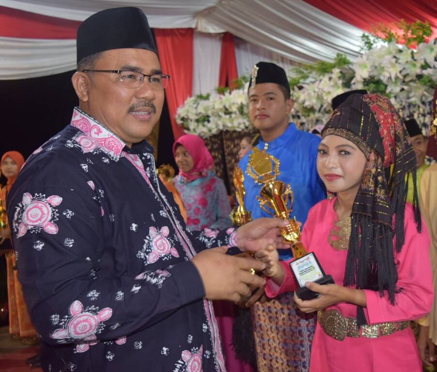 Wabup H Hilal Serahkan Piala kepada Hikmah Sariyanti
