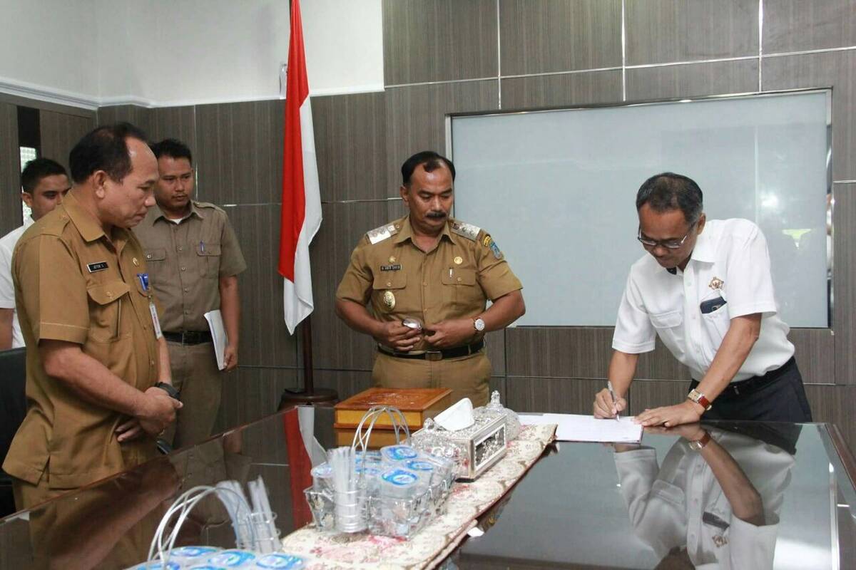 Wabup Serahkan LKPD 2016 ke BPK