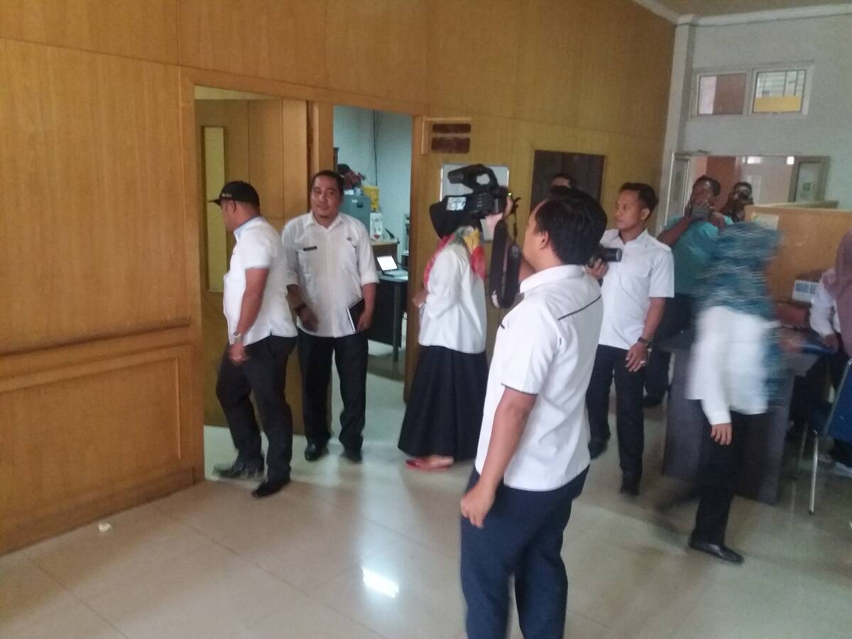 Wabup Tanjabtim Berang Saat Temukan Bantal dan Tikar
