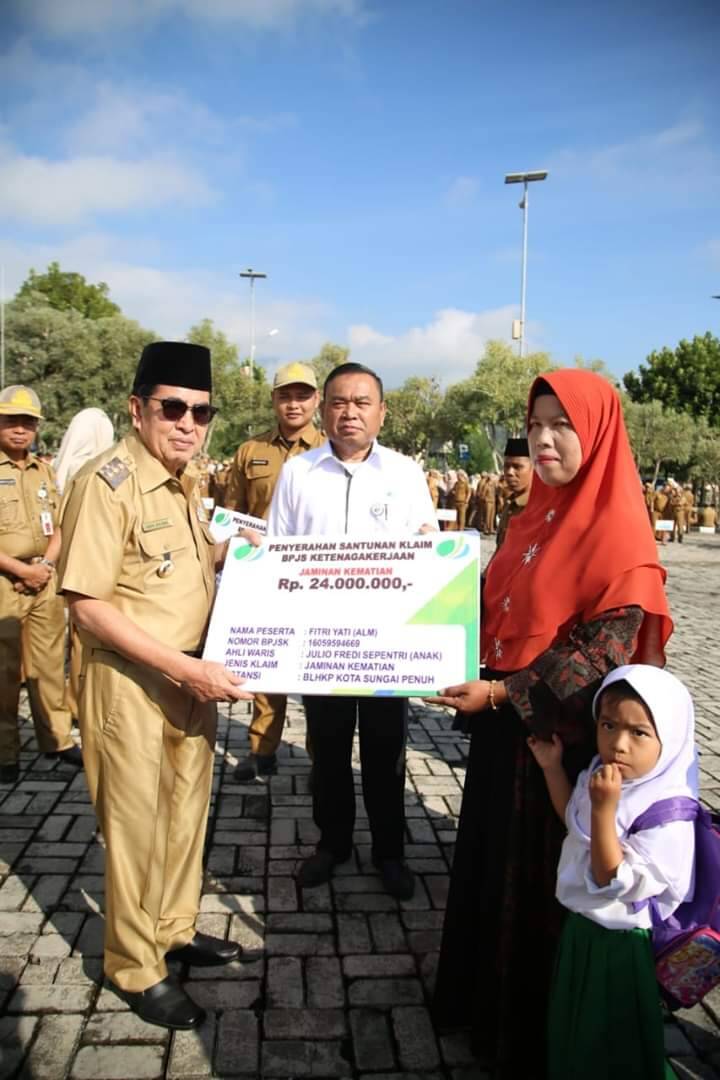 Wako Sungai Penuh Serahkan Santunan Klaim BPJS Ketenagakerjaan