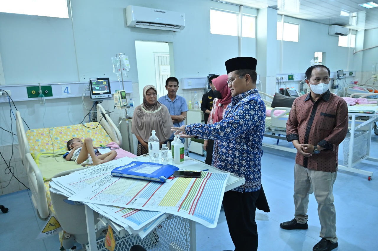 Wali Kota Jambi Kunjungi Masyarakat Membutuhkan, Beri Bantuan Kursi Roda dan Transportasi Berobat