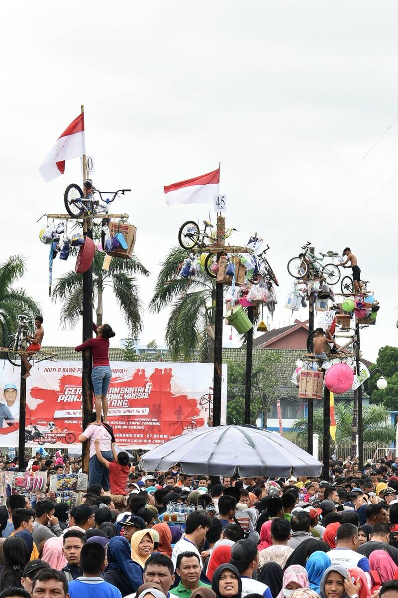 Wanita Berani Lomba Panjat Pinang
