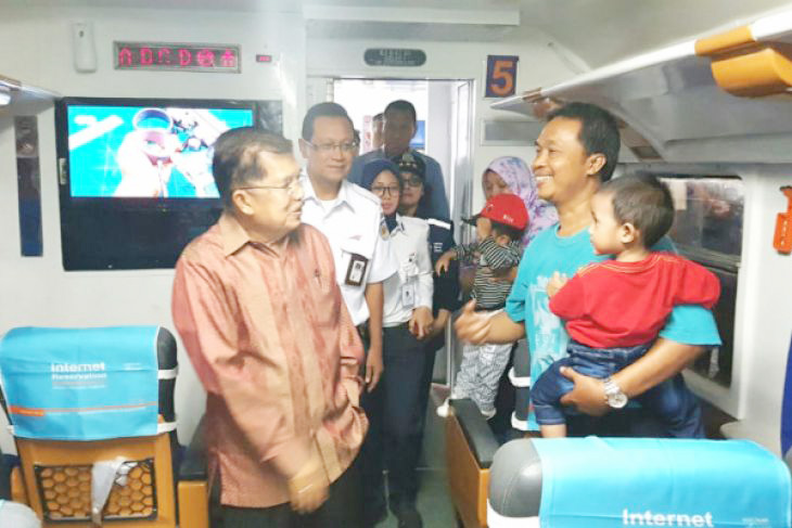 Wapres Periksa Kesiapan Kereta Api di Gambir