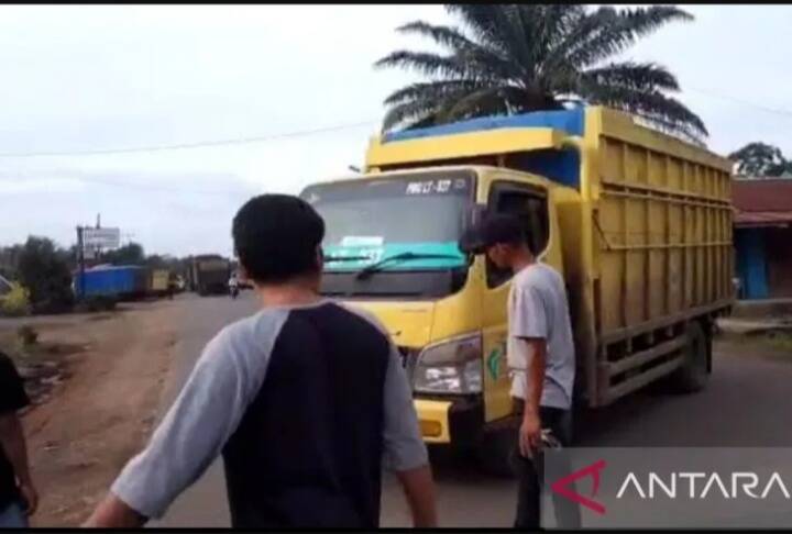 Warga Blokade Jalan Nasional Gegara Angkutan Batu Bara Marak