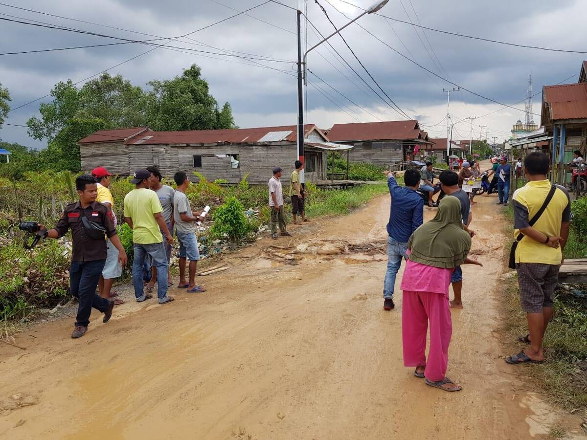 Warga Dua RT Kampung Nelayan Kecewa Pemkab Abaikan Jalan Rusak