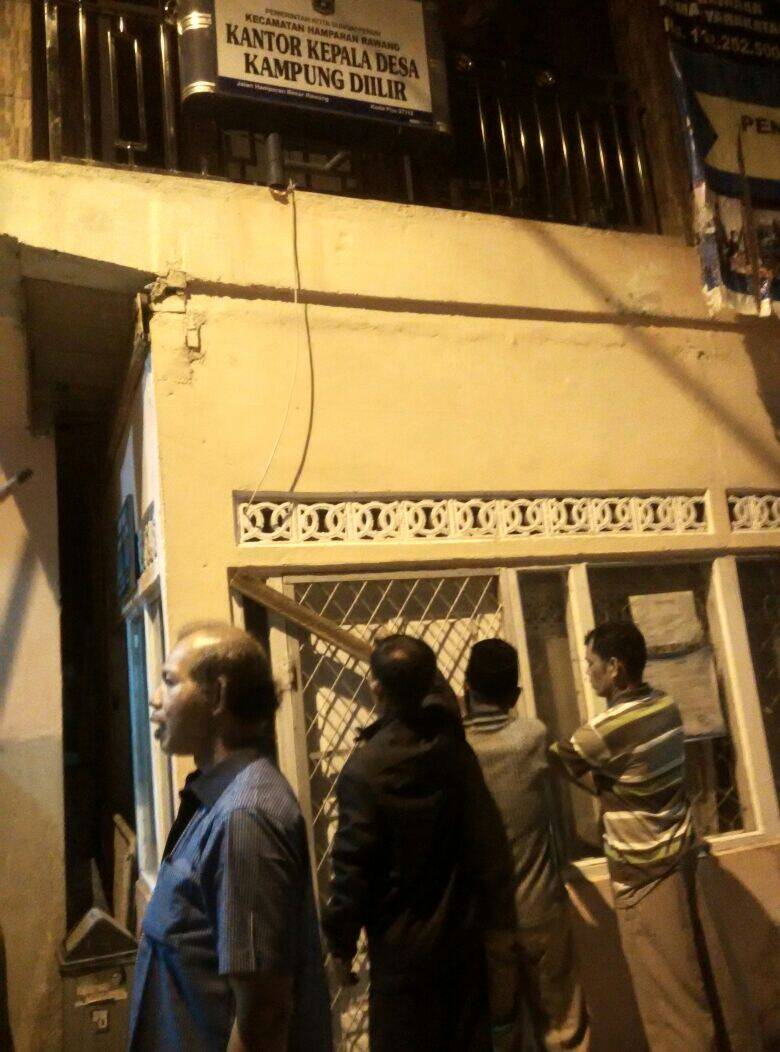 Warga Kampung Dilir Segel Kantor Desa