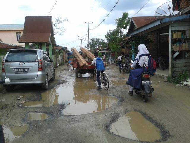 Warga Kampung Nelayan Keluhkan Kondisi Jalan Rusak