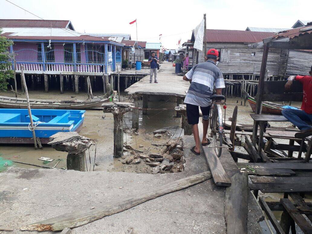 Warga Kampung Nelayan Tagih Janji Perbaikan Jalan Ambruk