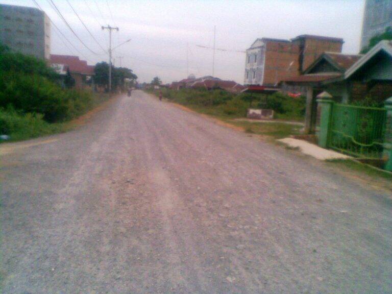 Warga Keluhkan Jalan Berdebu