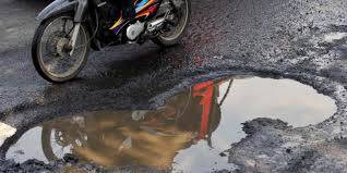 Warga Keluhkan Jalan Berlobang