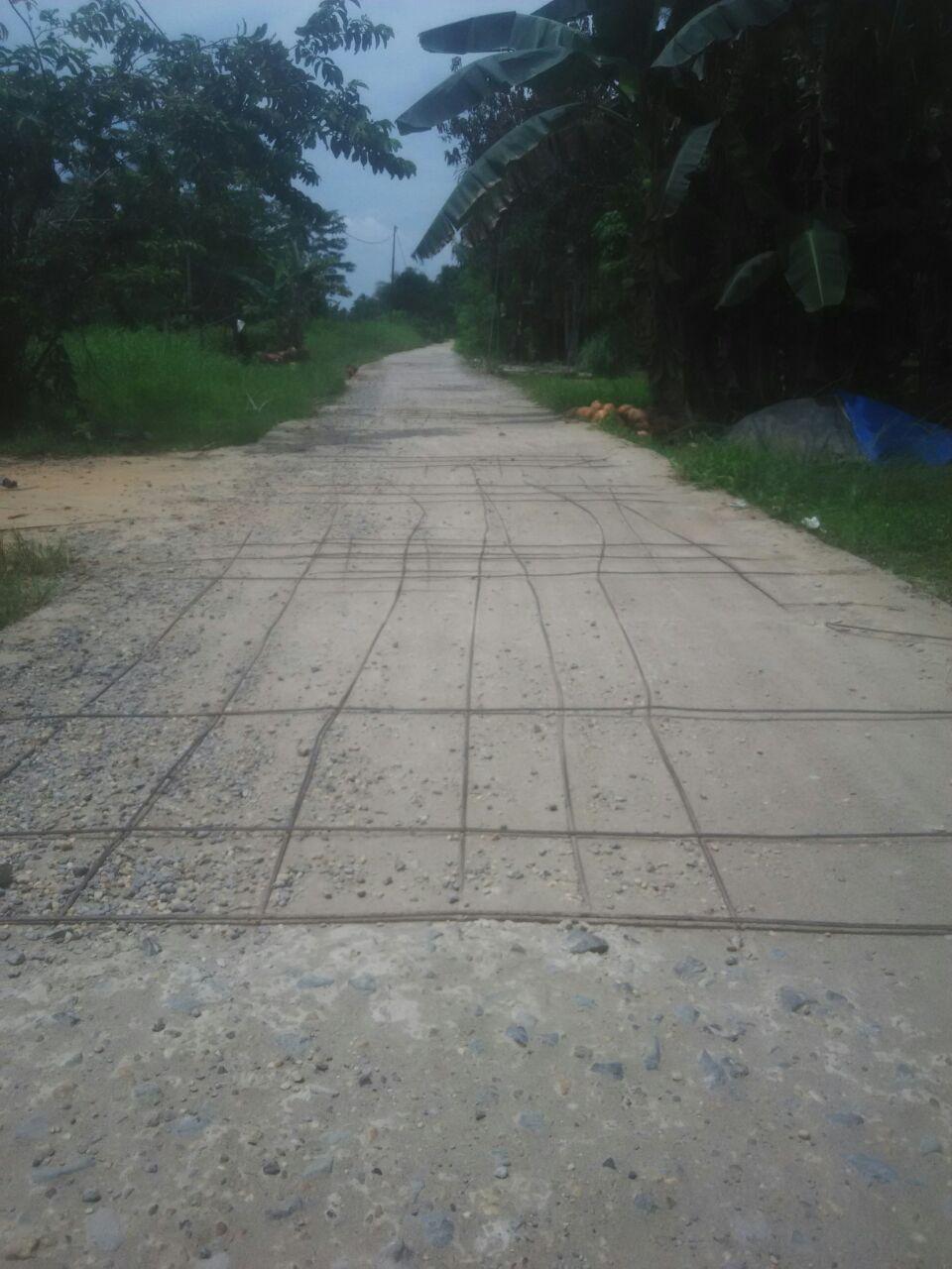Warga Keluhkan Kondisi Jalan