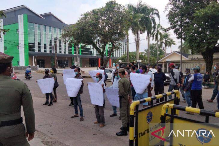 Warga Kenali Asam Bawah Gelar Aksi di Kantor Dinas PUPR Kota Jambi