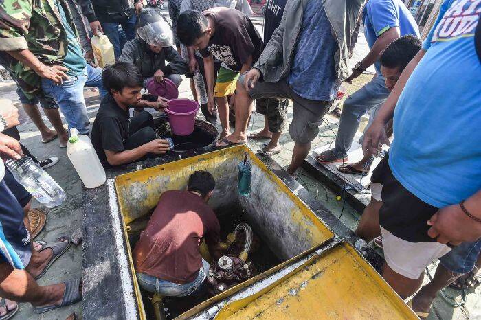 Warga Kota Palu Mengharapkan Makanan Dan Air