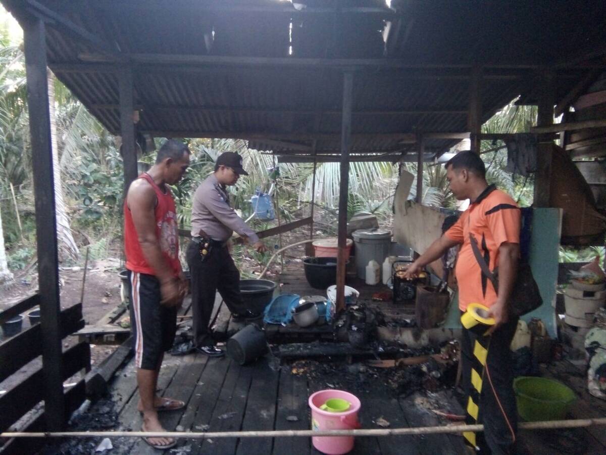 Warga Mendahara Bakar Rumah Sendiri