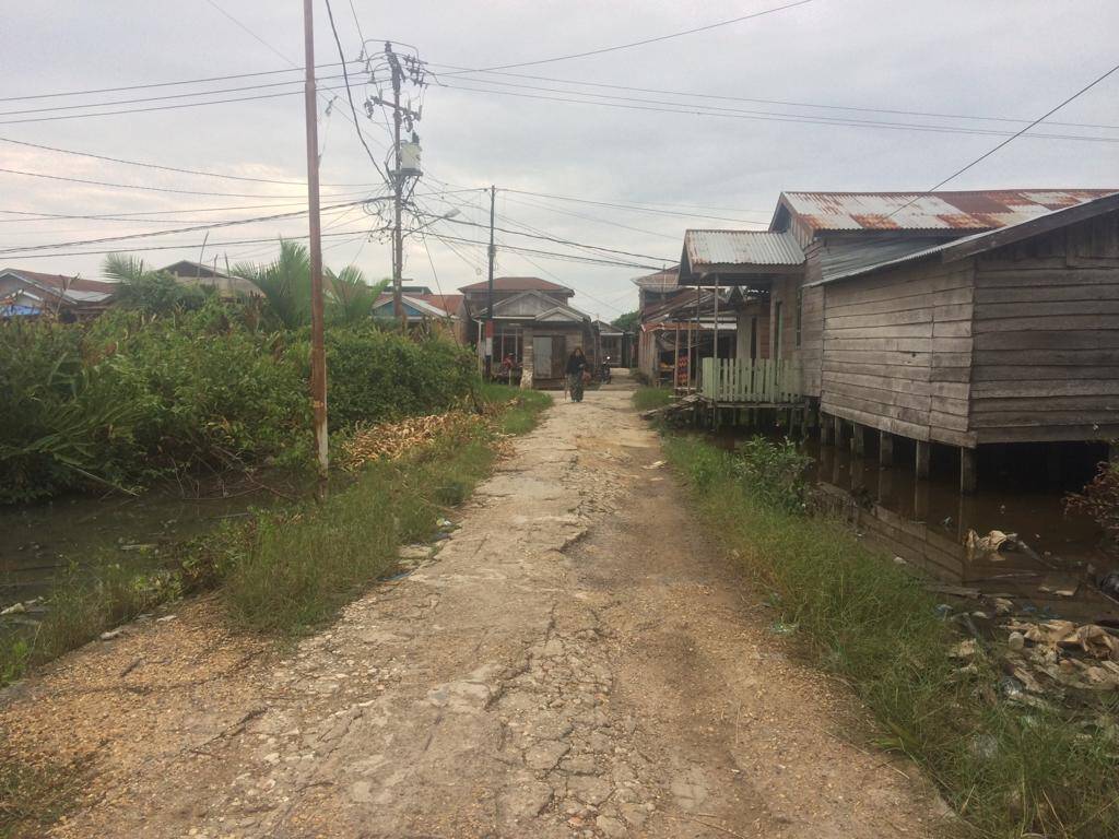 Warga RT 08 Kampung Nelayan Keluhkan Kondisi Jalan