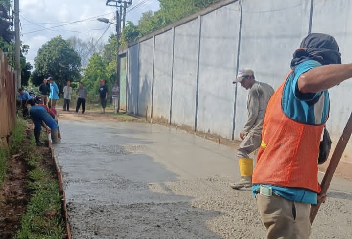 Warga RT 17 Simpang Rimbo Apresiasi Ketua DPRD Kota Jambi, Pak RT: Tidak Lebih 3 Hari Langsung Rigit Beton