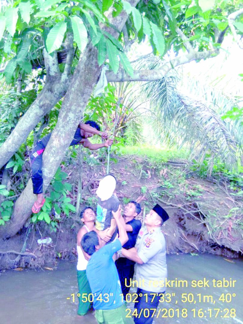 Warga Tabir Geger, Ada Pria Ditemukan Tergantung di Pohon