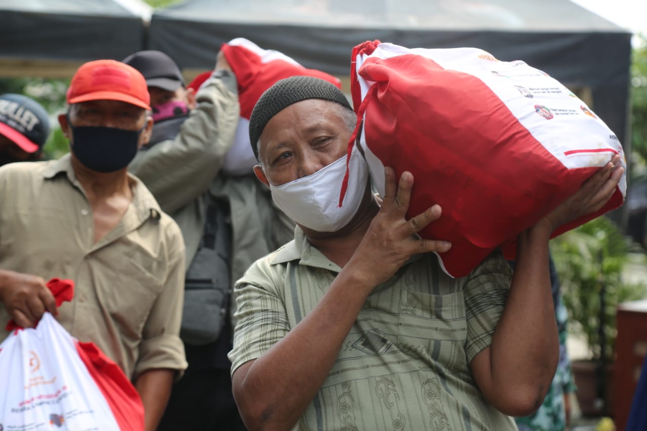 Warga Terima Bansos Rp900 Ribu Jelang Lebaran
