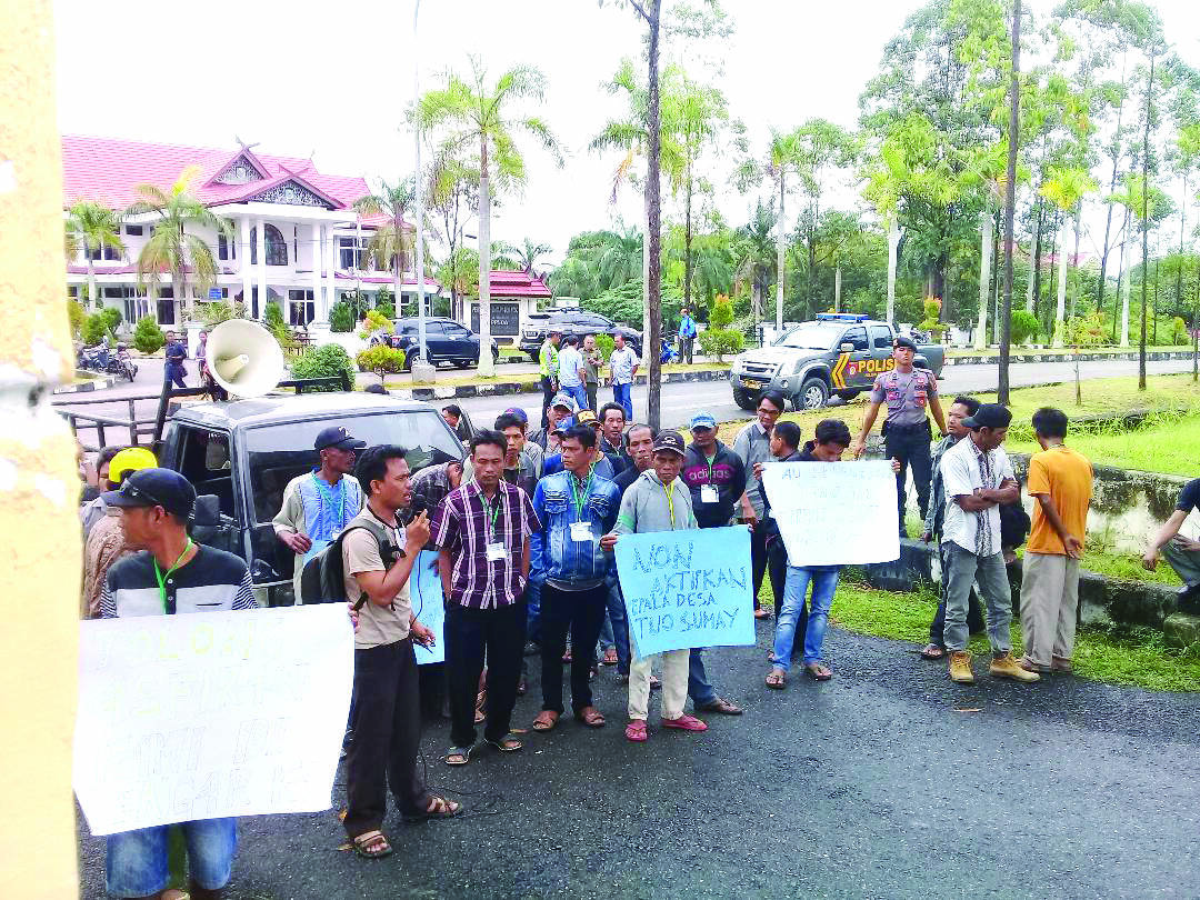 Warga Tuntut Kades Tuo Sumay Mundur