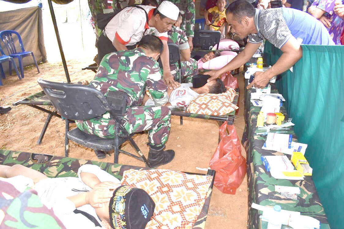Yonif Raider 142/KJ Gelar Pengobatan Gratis di daerah Latihan