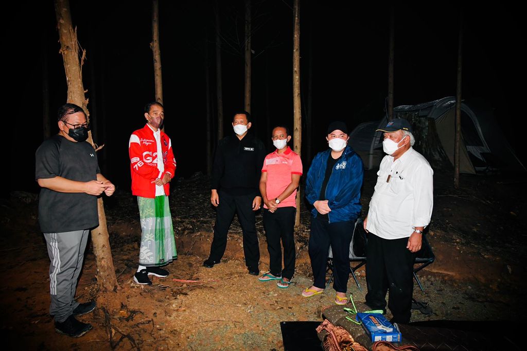 Yuk Lihat Gaya Pak Jokowi Nikmati Malam Kemah di IKN