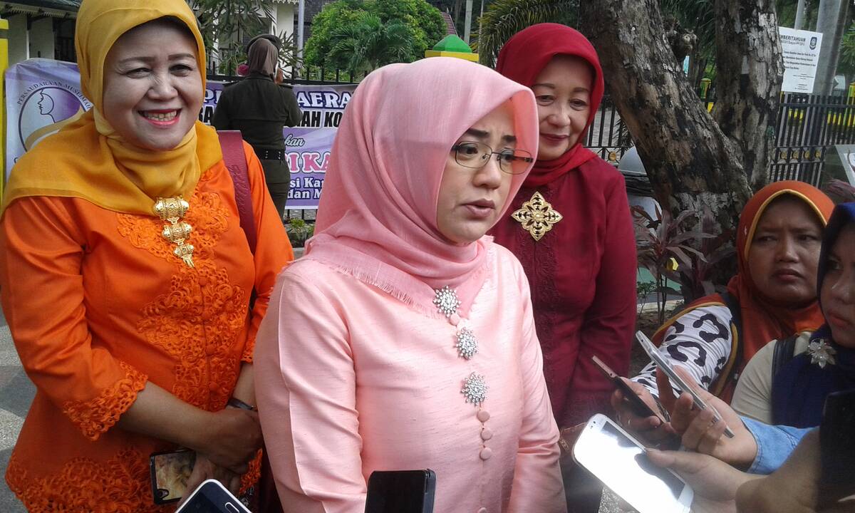 Yuliana Fasha Bagikan Bunga Kepada Sejumlah Pengendara Wanita