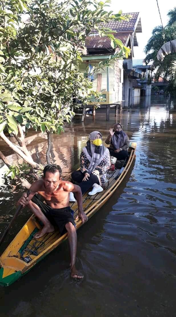 Yuninta Asmara Rela Naik Perahu Temui Warga Korban Banjir