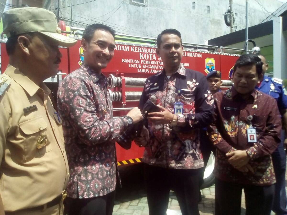 Zola : Bantuan Alat Berat Program Unggulan Jambi Tuntas