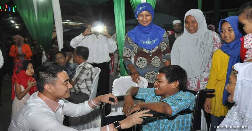 Zola Beri Bantuan 600 Kursi Roda dan 300 Alat Bantu Pendengaran