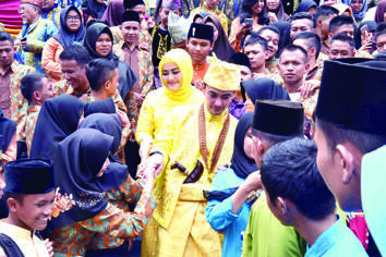 Zola dan Istri Dianugerahi Gelar Adat Melayu Jambi