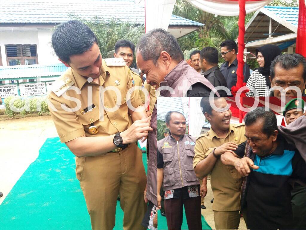 Zola dan Romi Berikan Rompi Kepada Masyarakat Taat Bayar Pajak